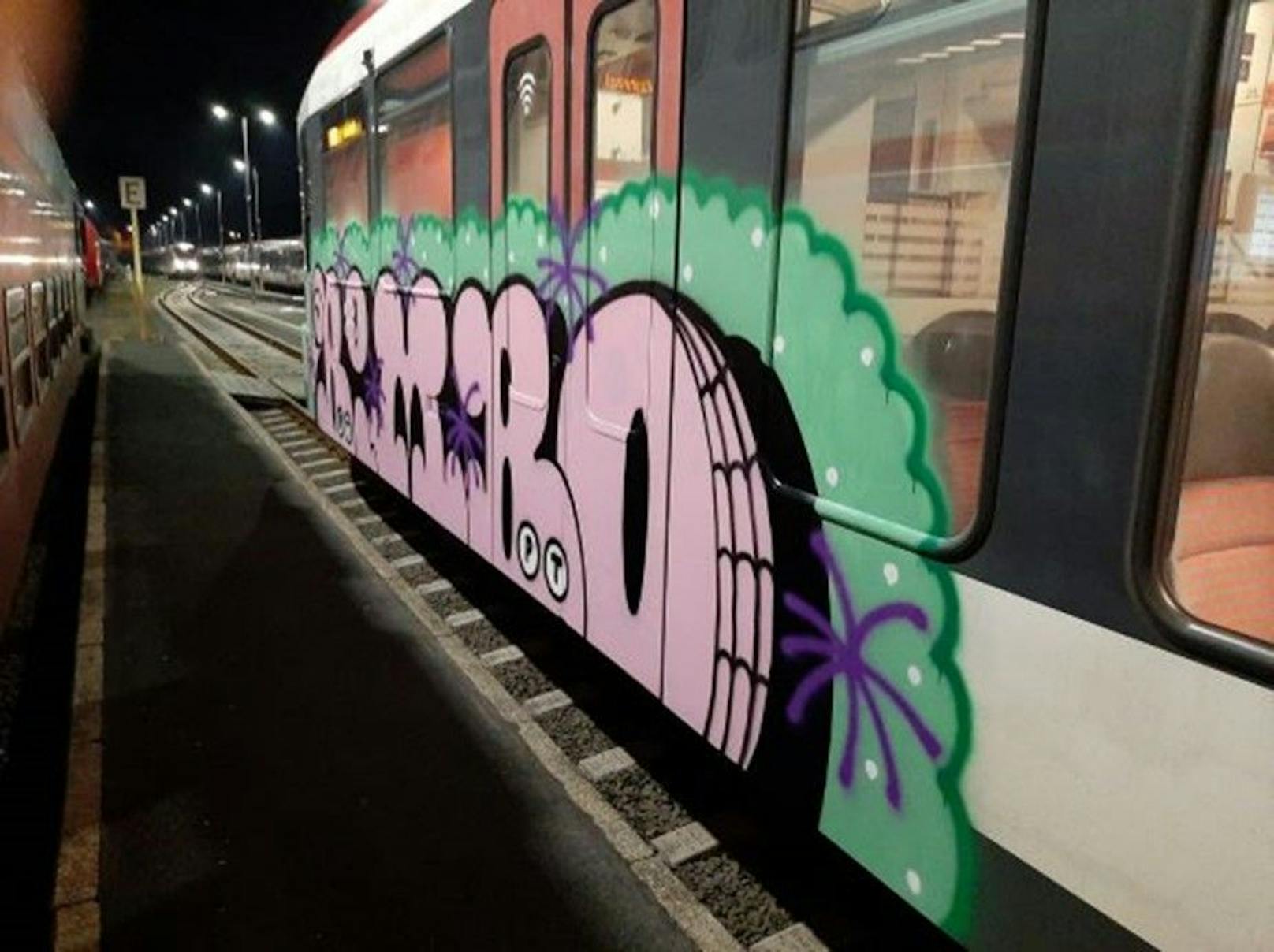 Ein Unbekannter hat Sonntagnacht am Bahnhof Wies-Eibiswald eine Triebwagengarnitur der GKB mit Graffiti besprüht.
