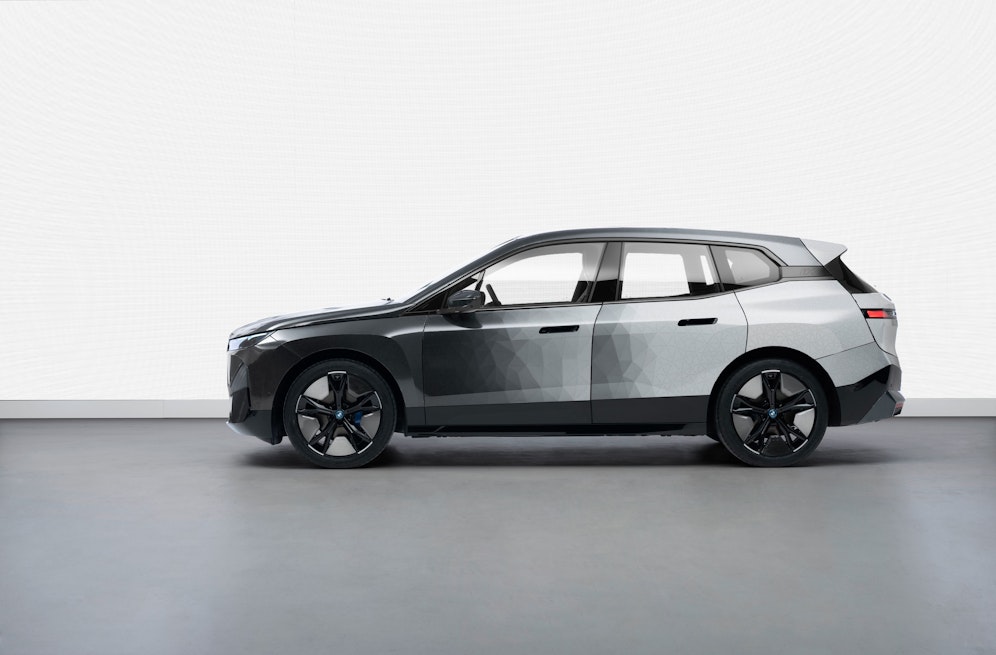 Magischer Farbwechsel im Exterieur: Der BMW iX Flow featuring E Ink.