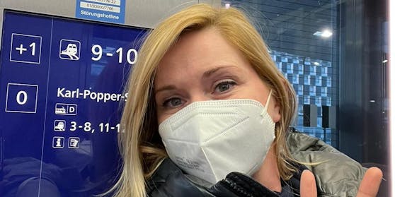 Puls4-Moderatorin Johanna Setzer war im Lift gefangen.