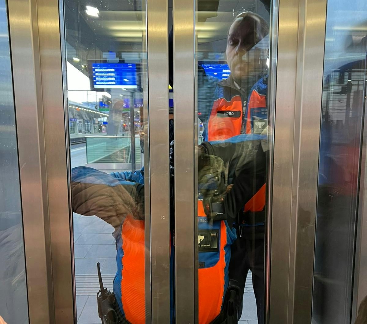 Das Sicherheitsteam versuchte, die Tür händisch zu öffnen.