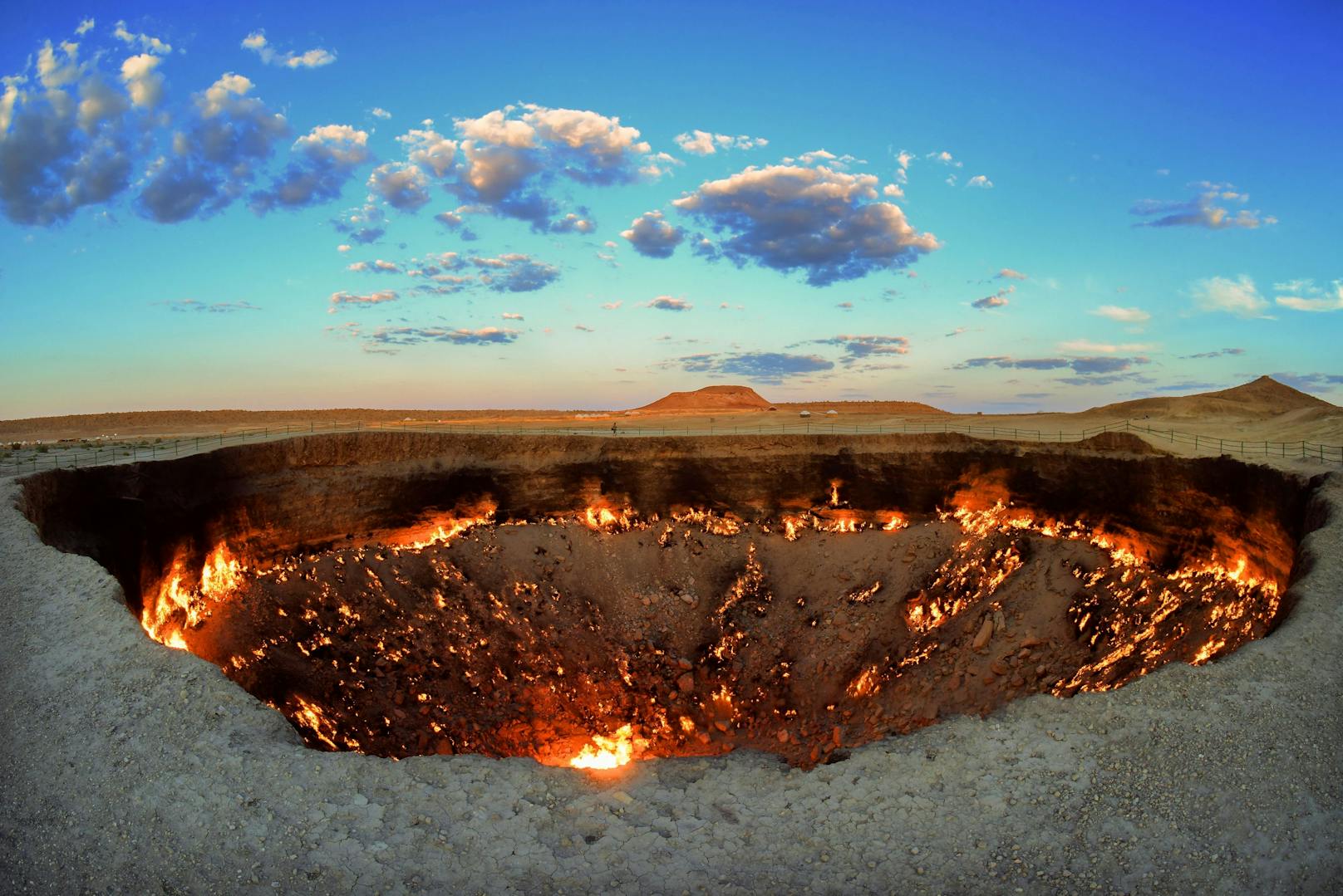 Es ist allerdings unklar, wie der Krater genau entstand und wann das Gas in Brand gesetzt wurde.