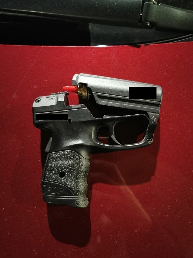 Die Beamten stellten die mutmaßlich eingesetzten Waffen sicher.
