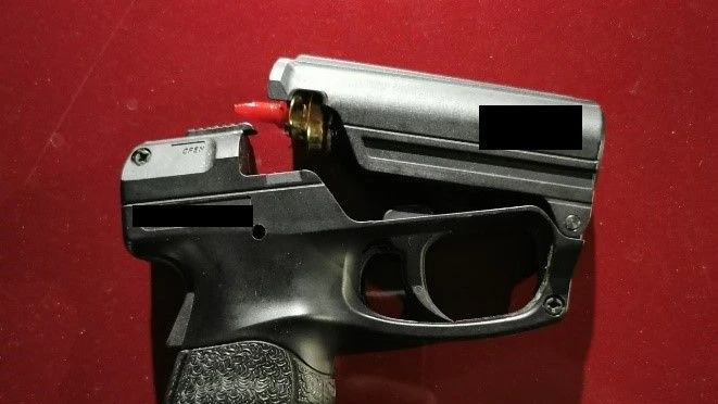 Die Beamten stellten die mutmaßlich eingesetzten Waffen sicher.