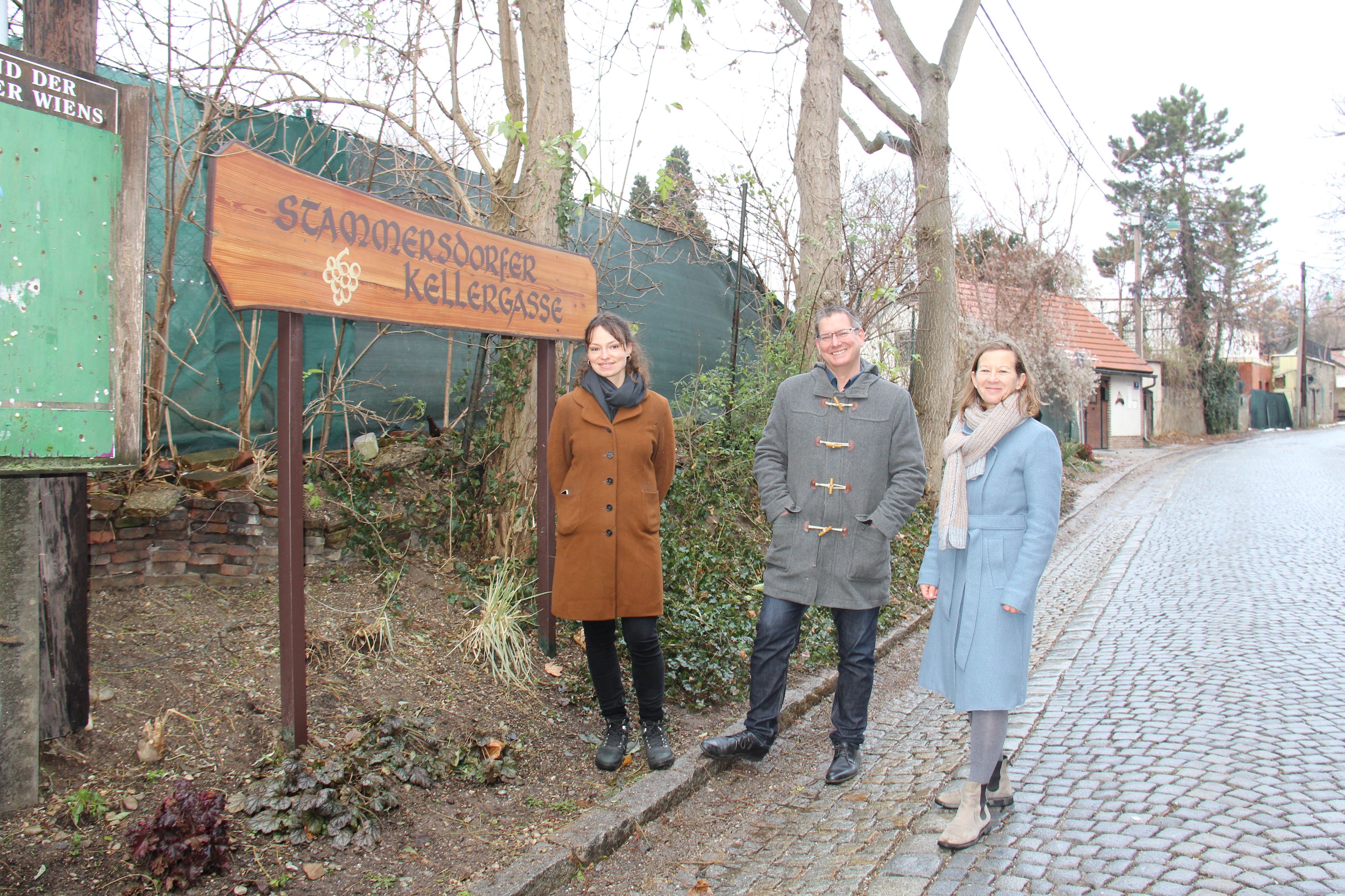 Die Stammersdorfer Kellergasse in Wien-Floridsdorf soll für zukunftsfit werden. Von links nach rechts: Magdalena Hubauer (GB), Bezirksvorsteher Georg Papai (SPÖ) und Sabine Gehmayr (GB).