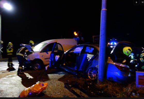 Beide Lenker wurden verletzt, als die Autos zusammenkrachten.