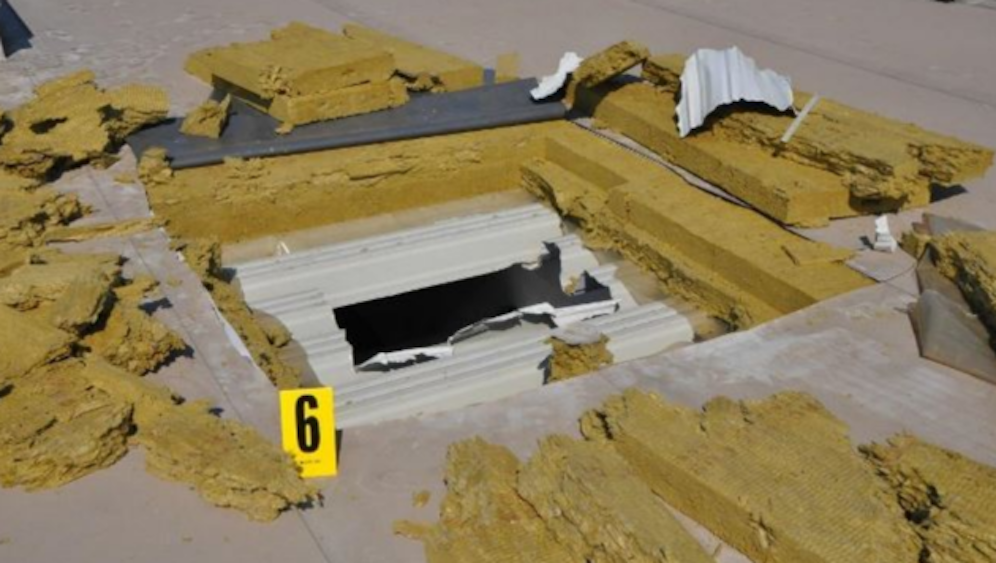 Das Loch am Dach des Bike-Shopes im Bezirk Tulln