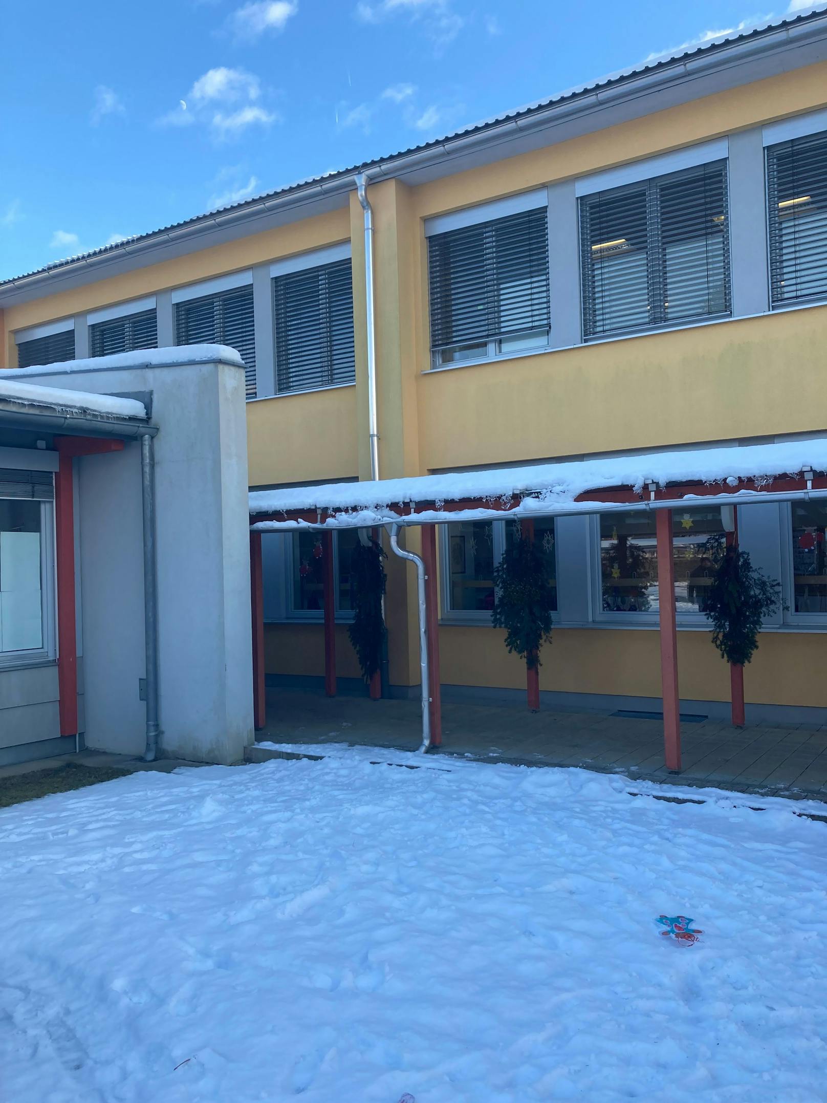 Unfassbarer Vorfall im Bezirk Völkermarkt! Unbekannte Täter haben vor Schulbeginn die Gebäude eines Schulkomplexes zerstört.