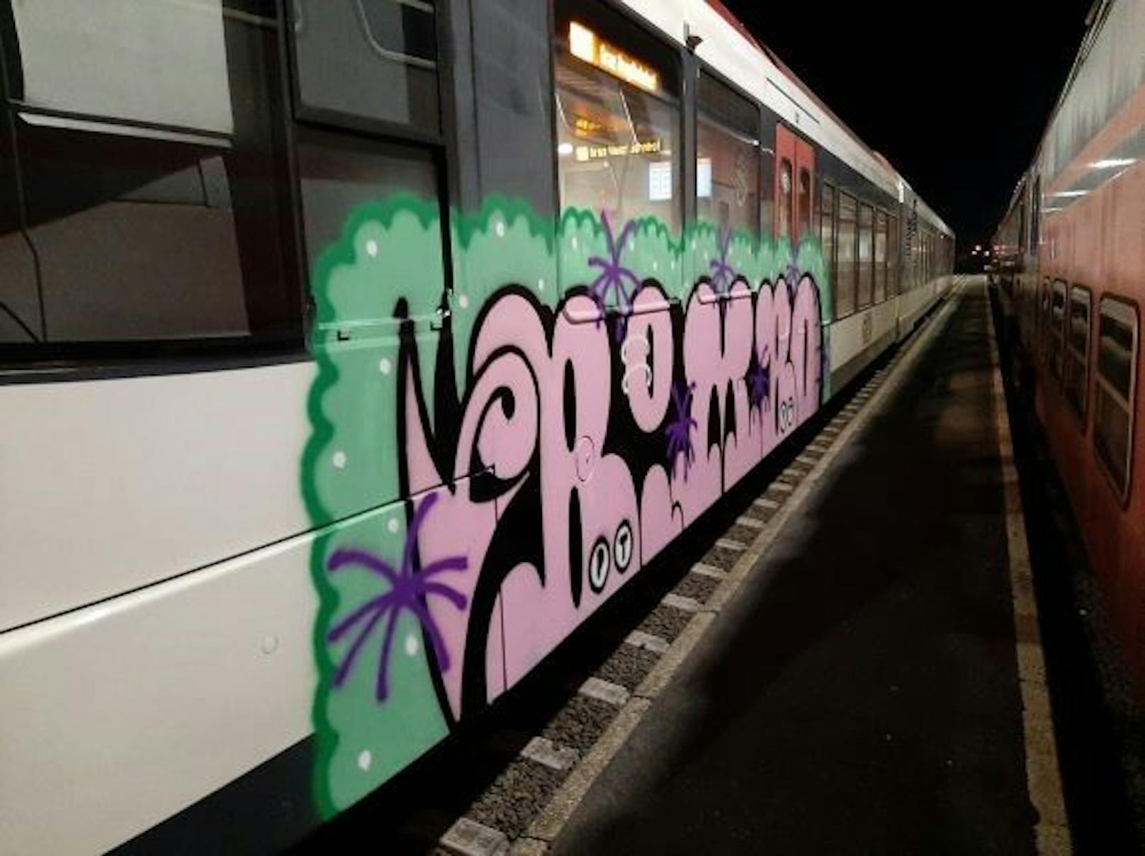 Vandale besprüht Zug-Waggon der GKB mit rosa Graffiti