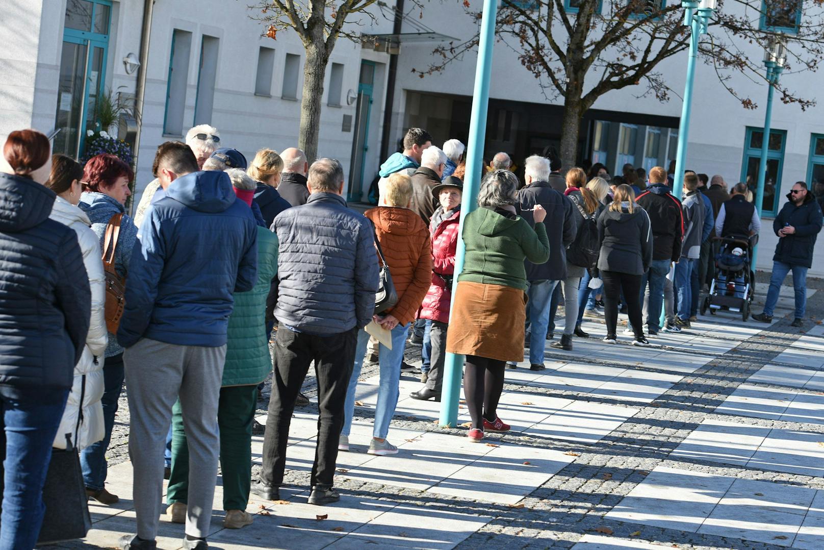 Seewalchen, Oberösterreich: Zahlreiche Menschen warten auf ihre Impfung (Archivfoto)