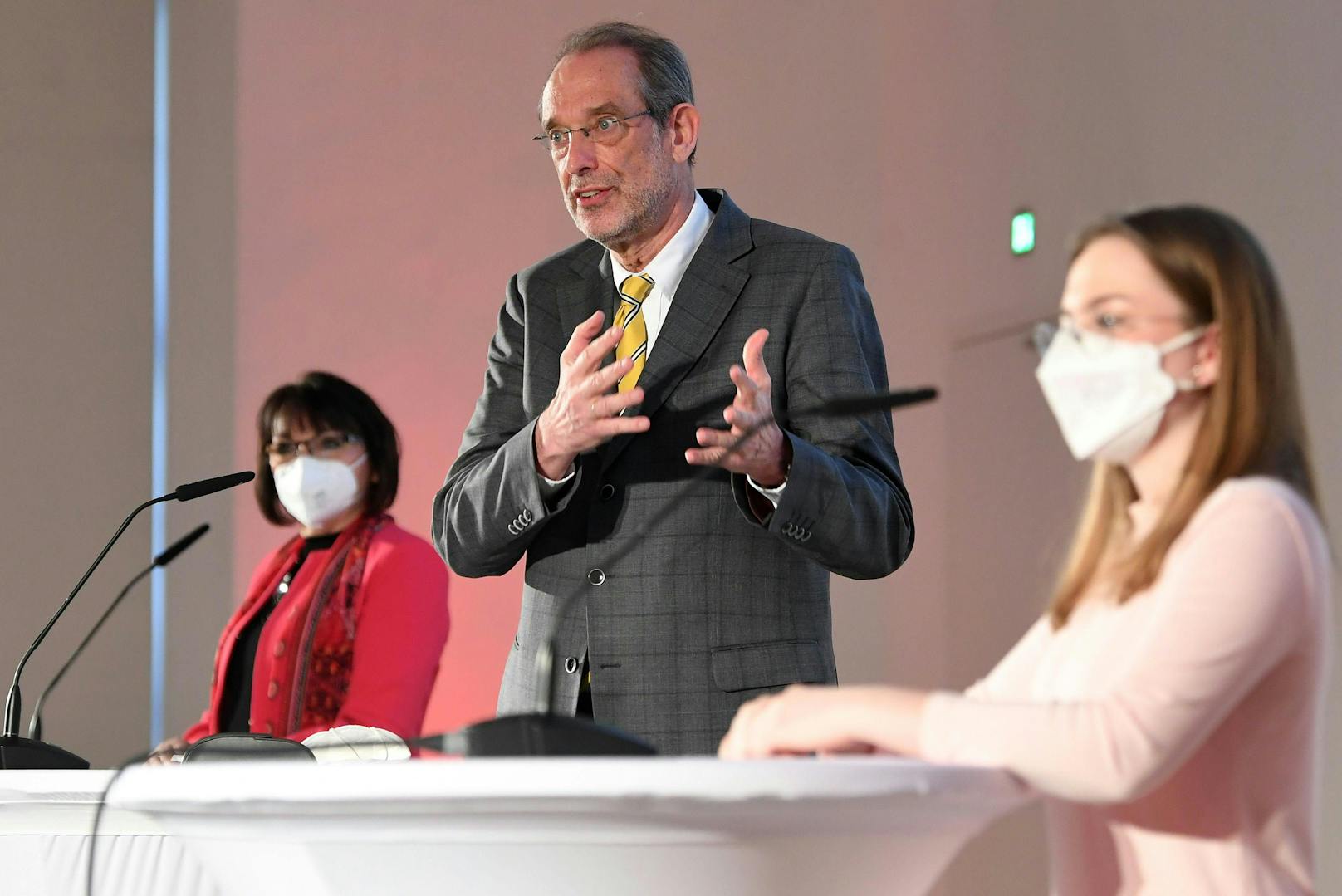 Zins (l.) bei einer gemeinsamen Pressekonferenz mit dem damaligen Bildungsminister Heinz Faßmann (ÖVP) und Bundesschulsprecherin Alexandra Bosek am 12. März 2021.