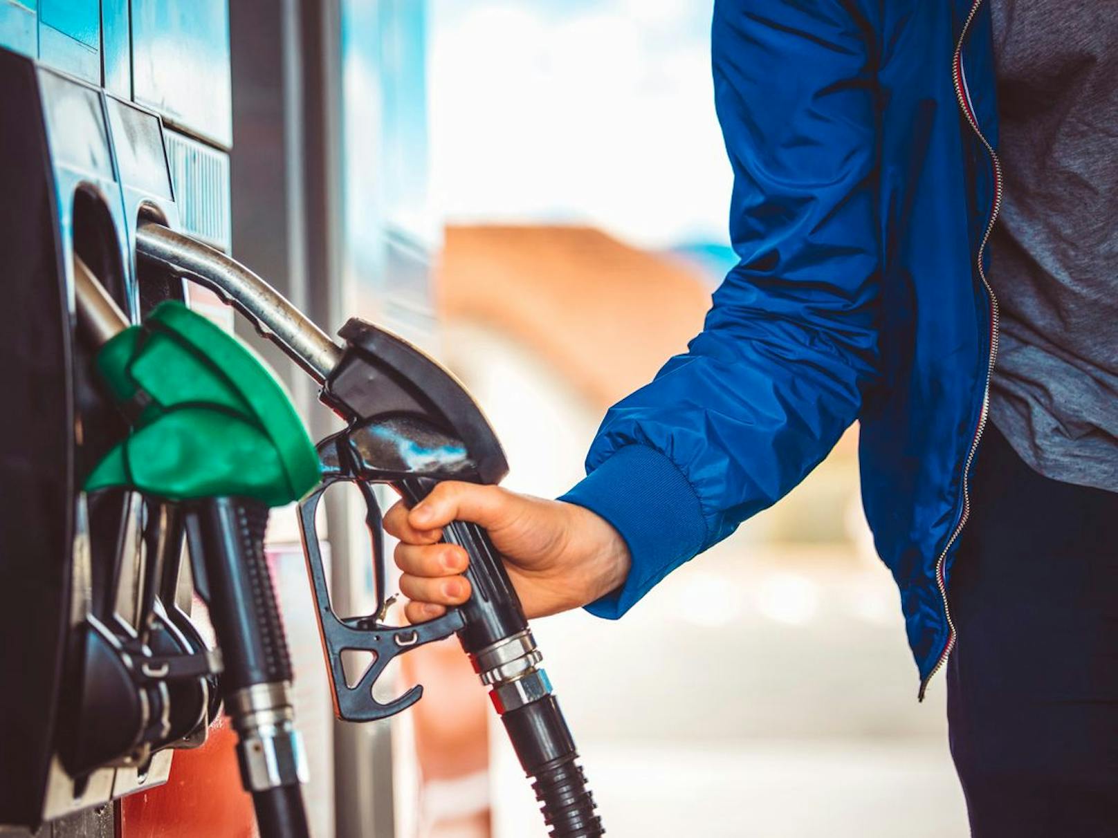 Beim Verbrennen von einem Liter Diesel entsteht um rund 13 Prozent mehr klimaschädliches CO2 als beim Verbrennen von einem Liter Benzin.