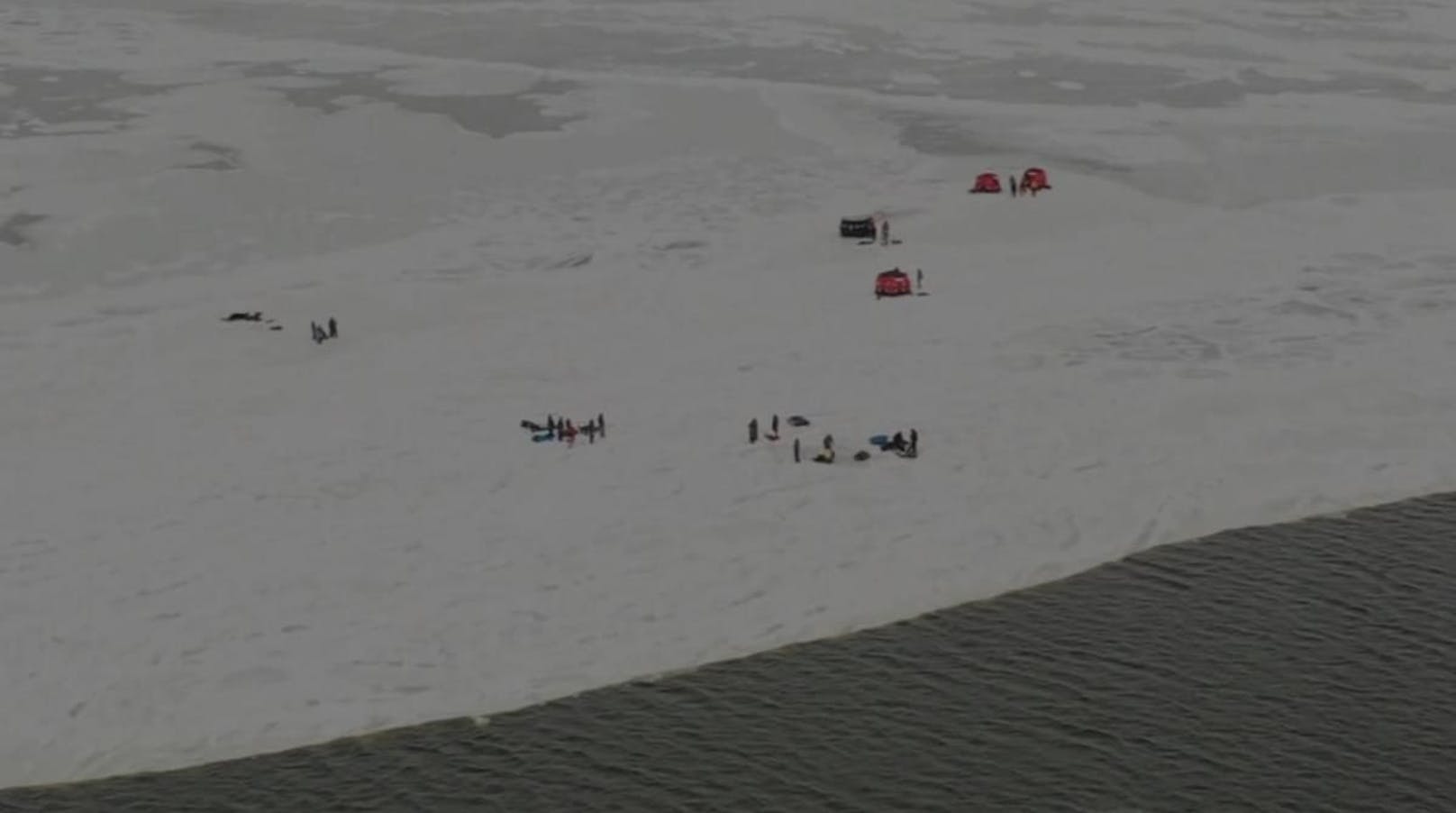 Eine riesige Eisscholle mit 34 Personen brach am Samstag in der Green Bay vom Ufer ab.