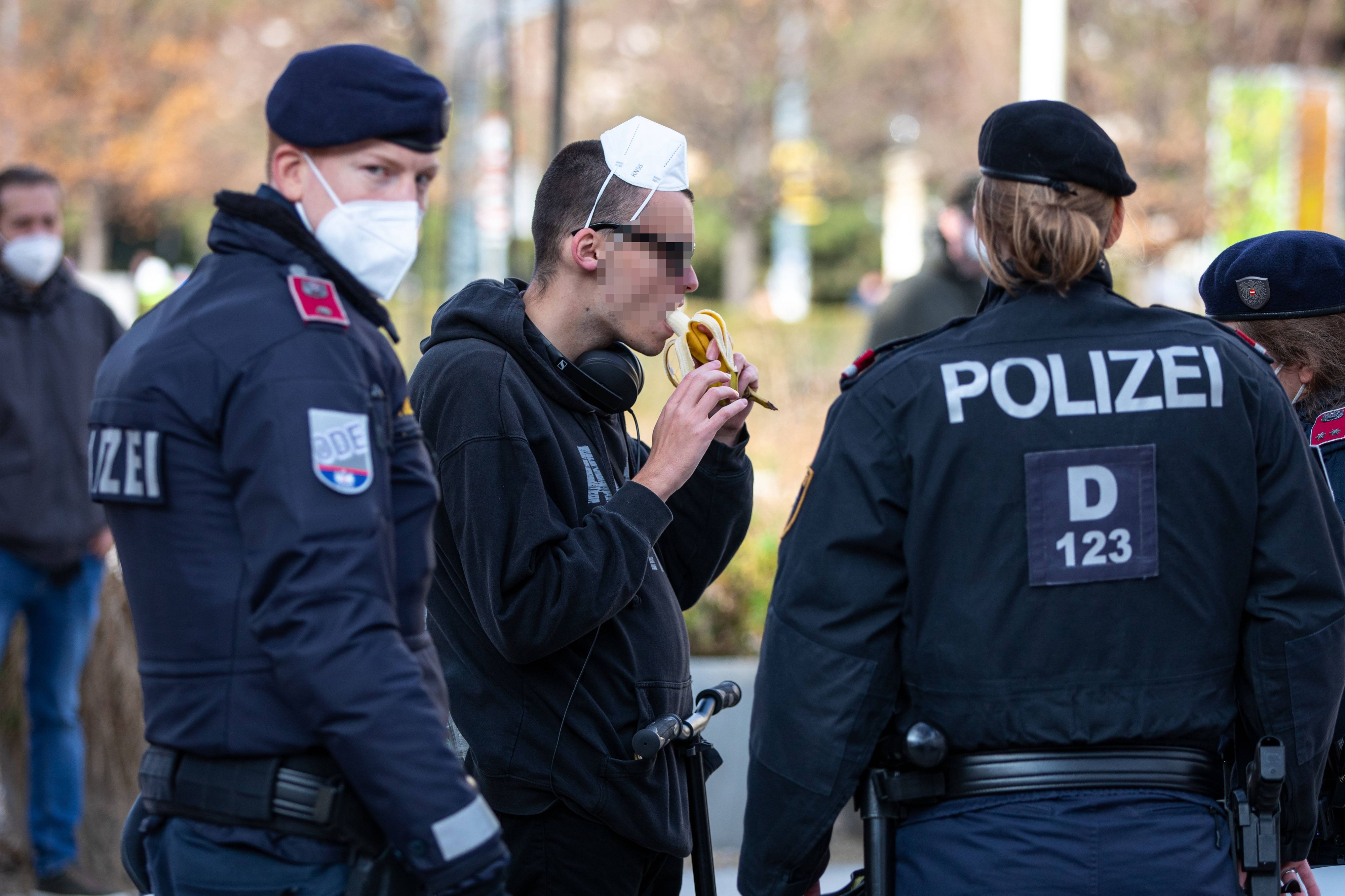 Die Polizei wird ab Dienstag die Maskenpflicht verstärkt kontrollieren – denn sie gilt neu auch im Freien.