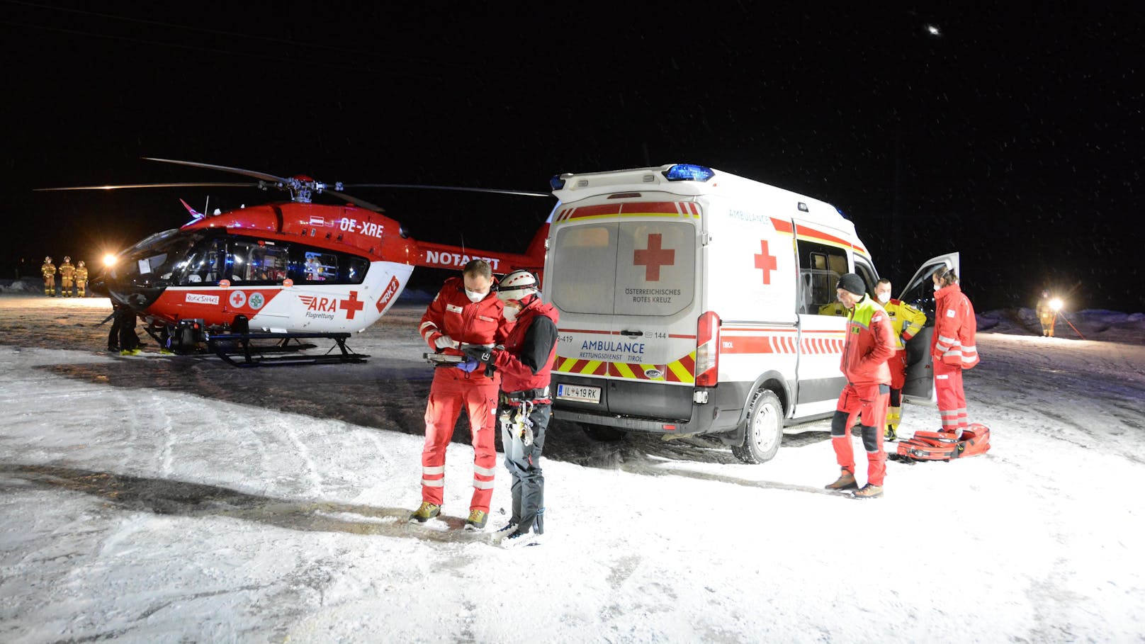 Brixen im Thale-Nachtflugeinsatz für schwerverletzten Skifahrer --Fotocredit: ZOOM.TIROL 