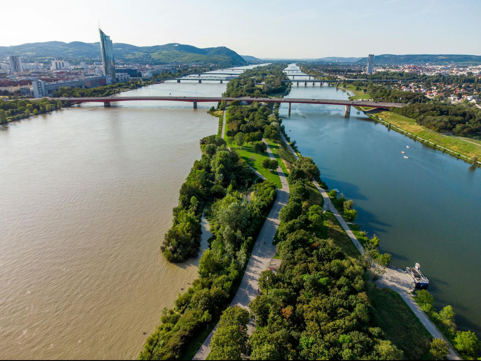 Die meisten kennen die Wiener Donauinsel als Freizeitparadies und als Austrageort des Donauinselfestes.