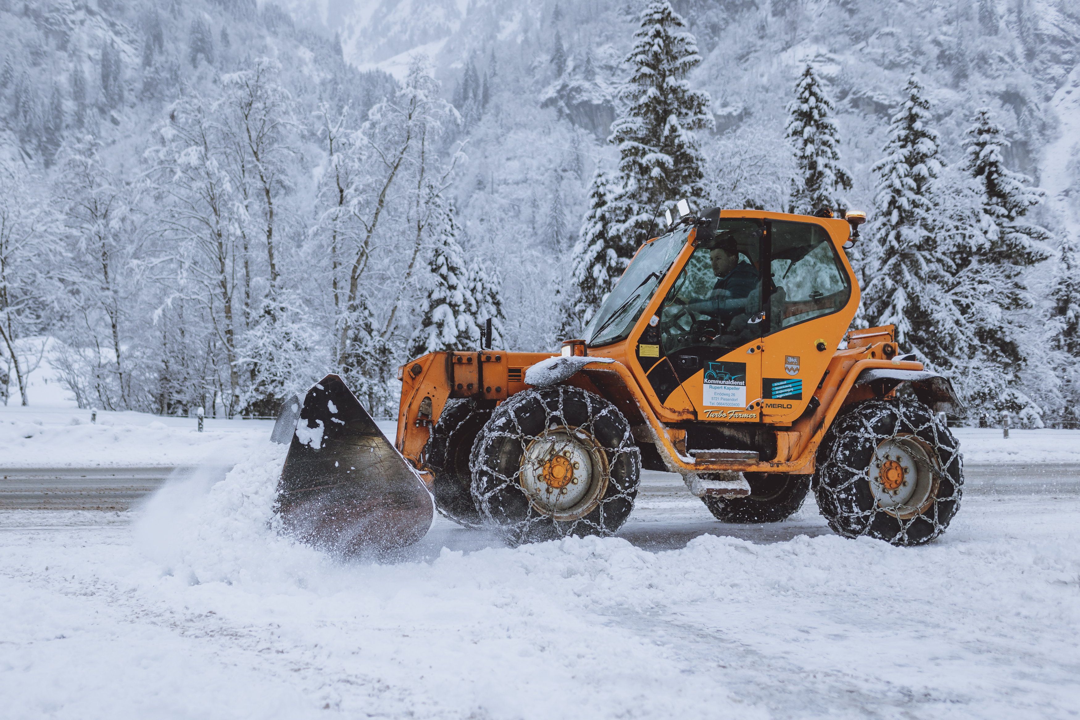 Räumfahrzeug bei der Schneeräumung am 9. Dezember 2021 in Kaprun.