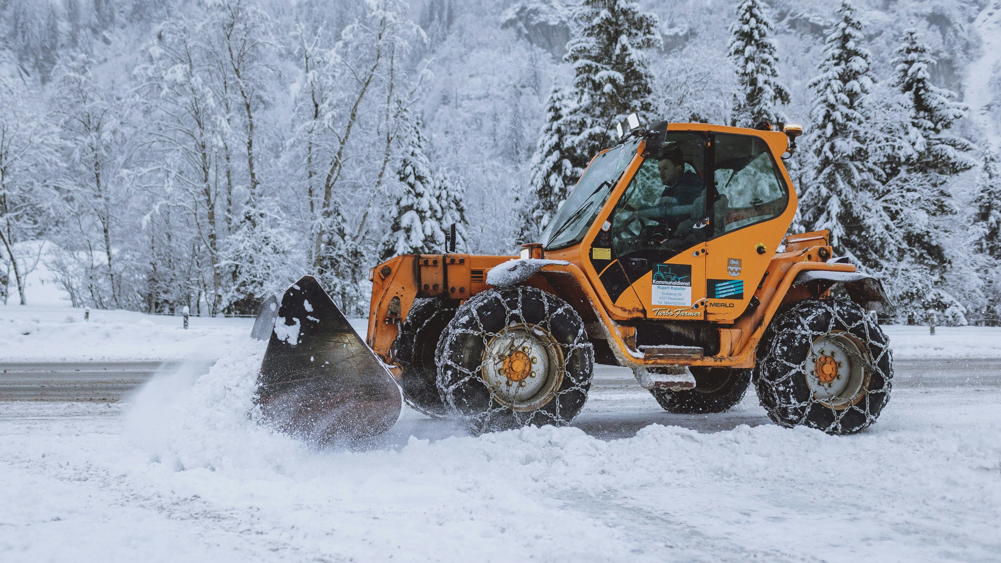Räumfahrzeug bei der Schneeräumung am 9. Dezember 2021 in Kaprun.