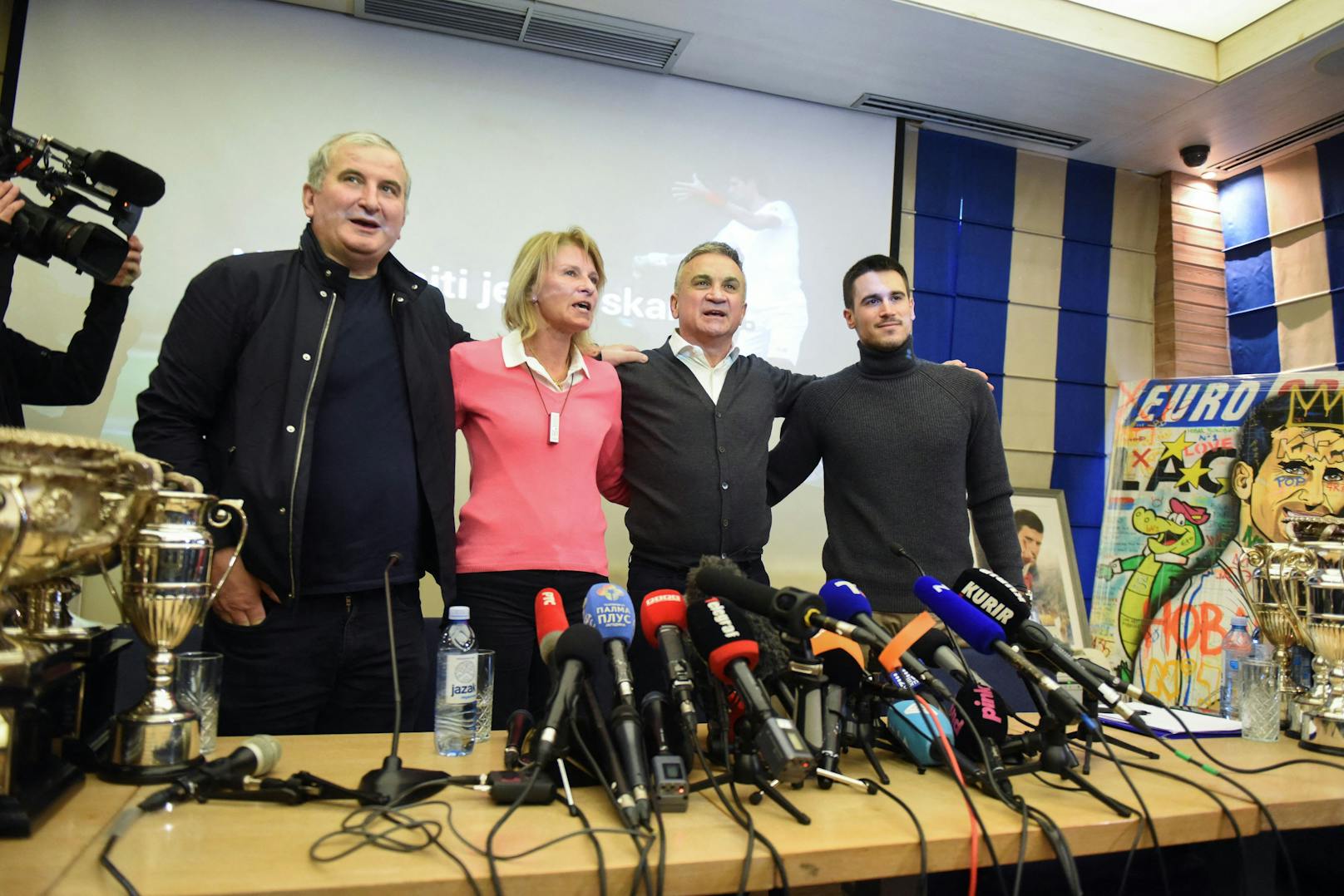 Familie Djokovic bei der Pressekonferenz