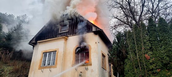 In Neuhaus im niederösterreichischen Bezirk Baden brach am Montag ein Wohnhausbrand aus. 