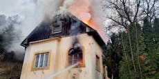 Haus nach Stichflamme in Vollbrand, Pensionist verletzt
