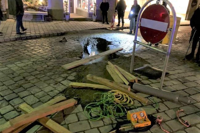 Im Boden blieb ein großes Loch.