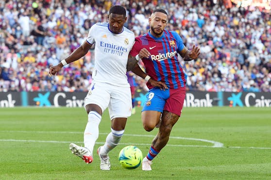 David Alaba im Duell mit Memphis Depay.