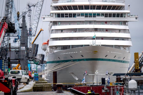 Die MS Amera liegt momentan in Bremerhaven vor Anker, nachdem eine Kreuzfahrt abgebrochen wurde, weil es mehrere Corona-Fälle an Bord gab.