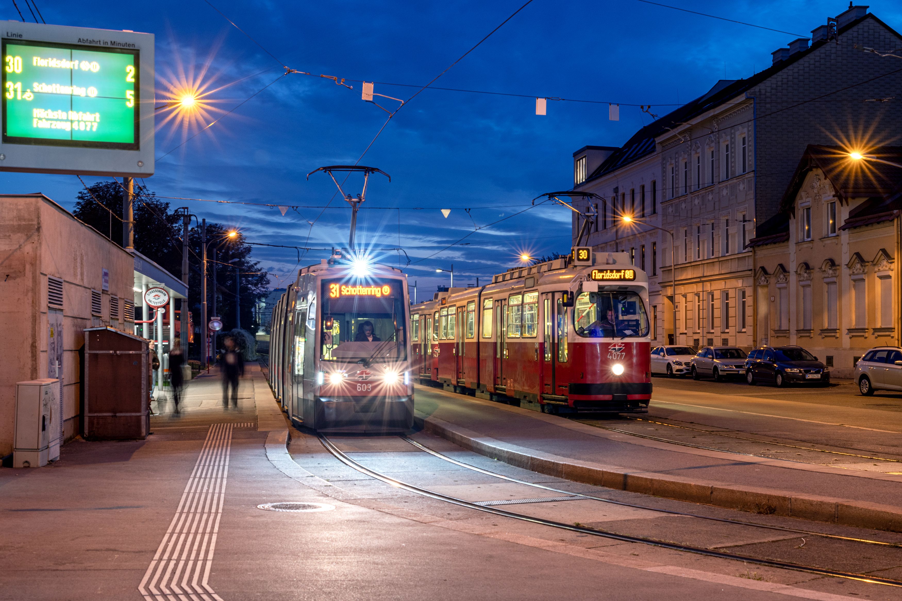 Haltestellen von Bim und Bus zählen als öffentlicher Raum. Damit sind sie auch von der FFP2-Maskenpflicht im Freien erfasst.