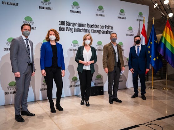 Rainer Handlfinger (Bgm. Ober-Grafendorf), Katharina Rogenhofer (Sprecherin Klimavolksbegehren), Leonore Gewessler (Klimaschutzministerin), Georg Kaser (Klimaforscher Uni Innbruck, Co-Leiter wissenschaftlicher Beirat Klimarat) und Peter Eisenschenk (Bgm. Tulln) bei der Pressekonferenz am 11.1.2022 in Wien.