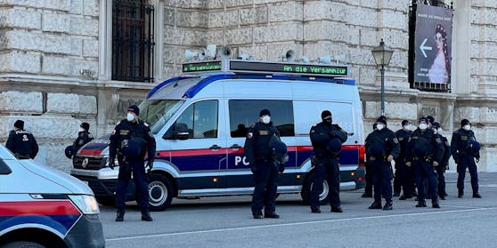 Die "hunderten" Polizisten wollen "nicht bei überwiegend friedlichen Demonstrationen [...] drohend gegenüberstehen". (Archivbild von Polizisten bei der Corona-Demo am 8. Jänner in Wien)