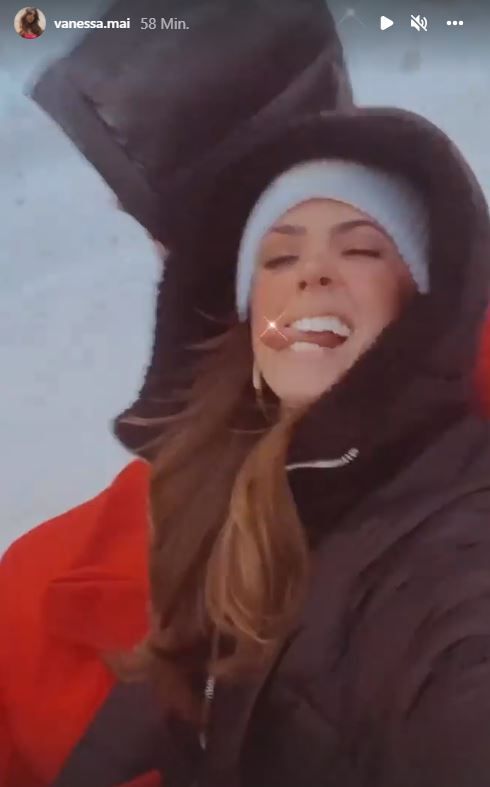 Sängerin <strong>Vanessa Mai</strong> und ihr Mann Andreas (links, unter Kapuze versteckt) genießen eine romantische Schlittenfahrt durch die verschneite Schneelandschaft.