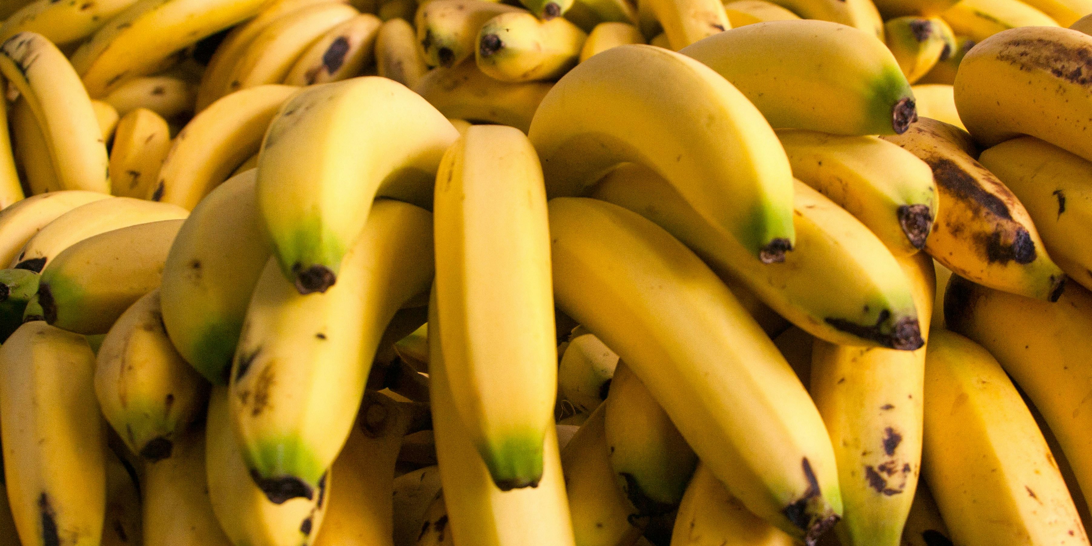 Download von www.picturedesk.com am 11.01.2022 (13:56).  CARACAS, VENEZUELA - JUNE 22: General view of many bananas piled up in an outdoor market that offers fruit during the seasonal tropical on June 22, 2021 in Caracas, Venezuela. - 20210622_PD14336 - Rechteinfo: Rights Managed (RM)