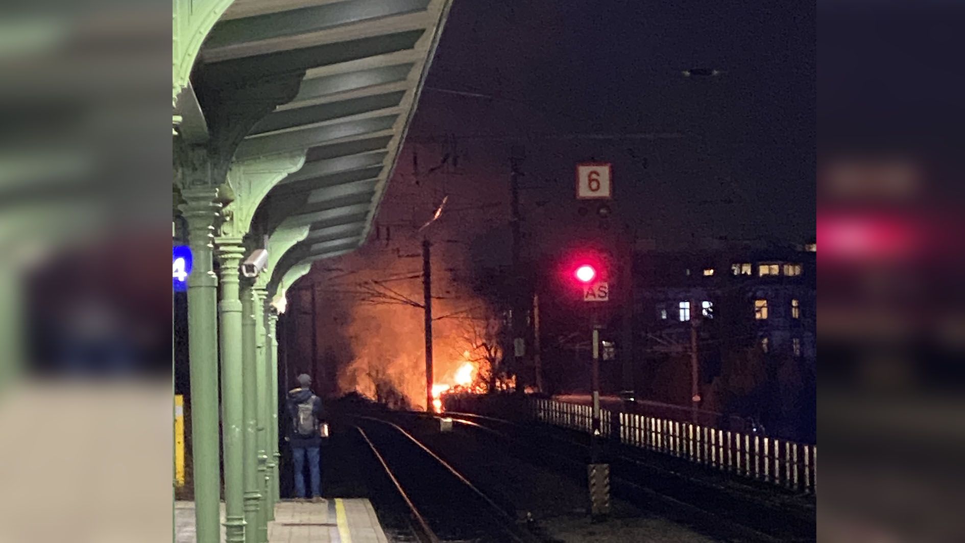 Es brannte zwar nur ein Gartenhaus, die Flammen waren jedoch riesig
