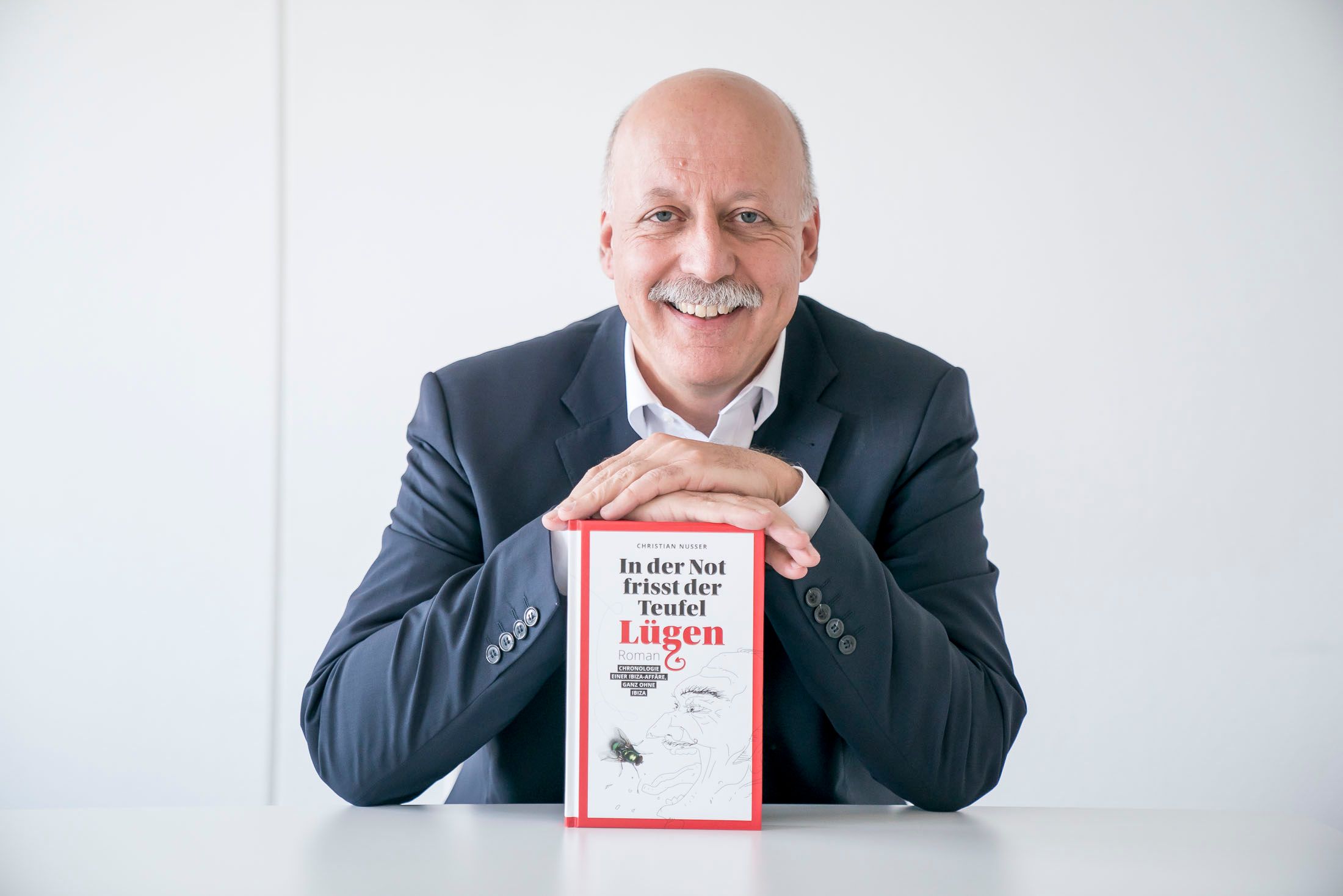 "Heute"-Chefredakteur Christian Nusser mit seinem Buch "In der Not frisst der Teufel Lügen".