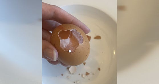 Kann man rohe Eier wirklich schälen? Wir haben es ausprobiert – und am Ende Spiegelei gemacht.
