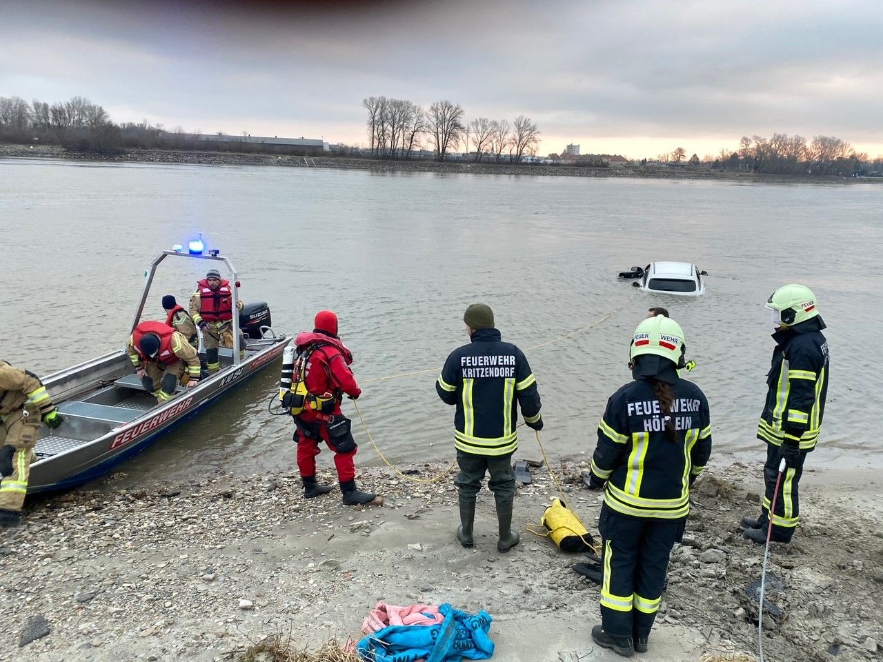Bilder vom Einsatz an der Donau