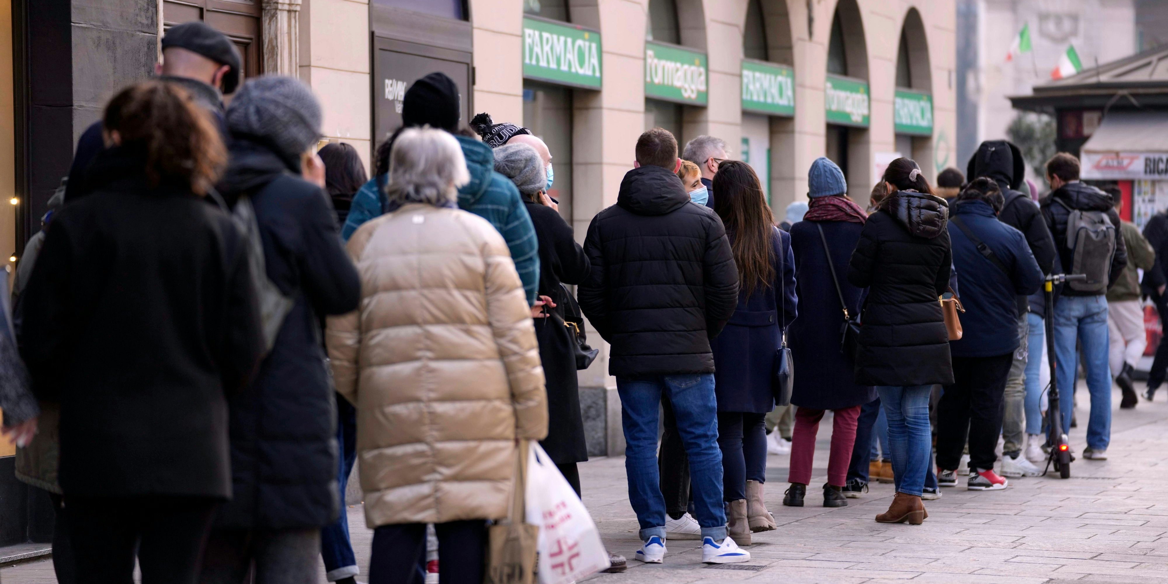 Vor den Testzentren quer durch Europa muss man lange Wartezeiten in Kauf nehmen.