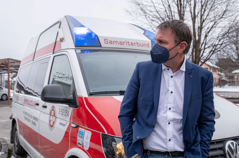 Andreas Babler mit dem gespendeten Auto.