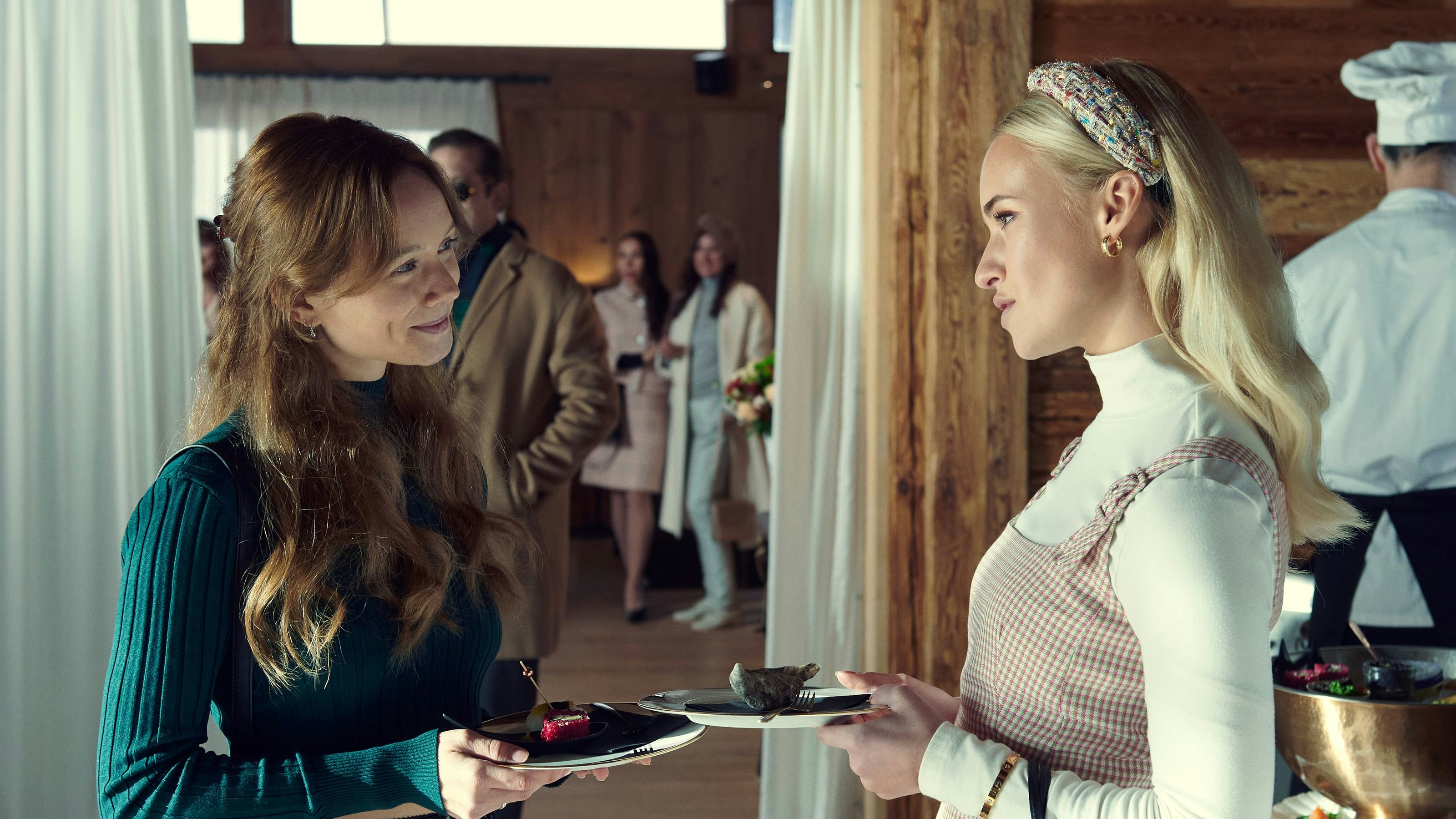 "Kitz" auf Netflix: Ein Jahr nach dem tragischen Tod ihres Bruders dringt die 19-jährige Kitzbühelerin Lisi in die dekadente Welt einer Münchner Clique ein, die jede Saison in den Nobelskiort zum Feiern einfällt. Doch schon bald tritt Lisi eine Lawine los, die die Wahrheit hinter der Fassade voller Glamour, Geld und Hedonismus zum Vorschein bringt – mit unkontrollierbaren Folgen.