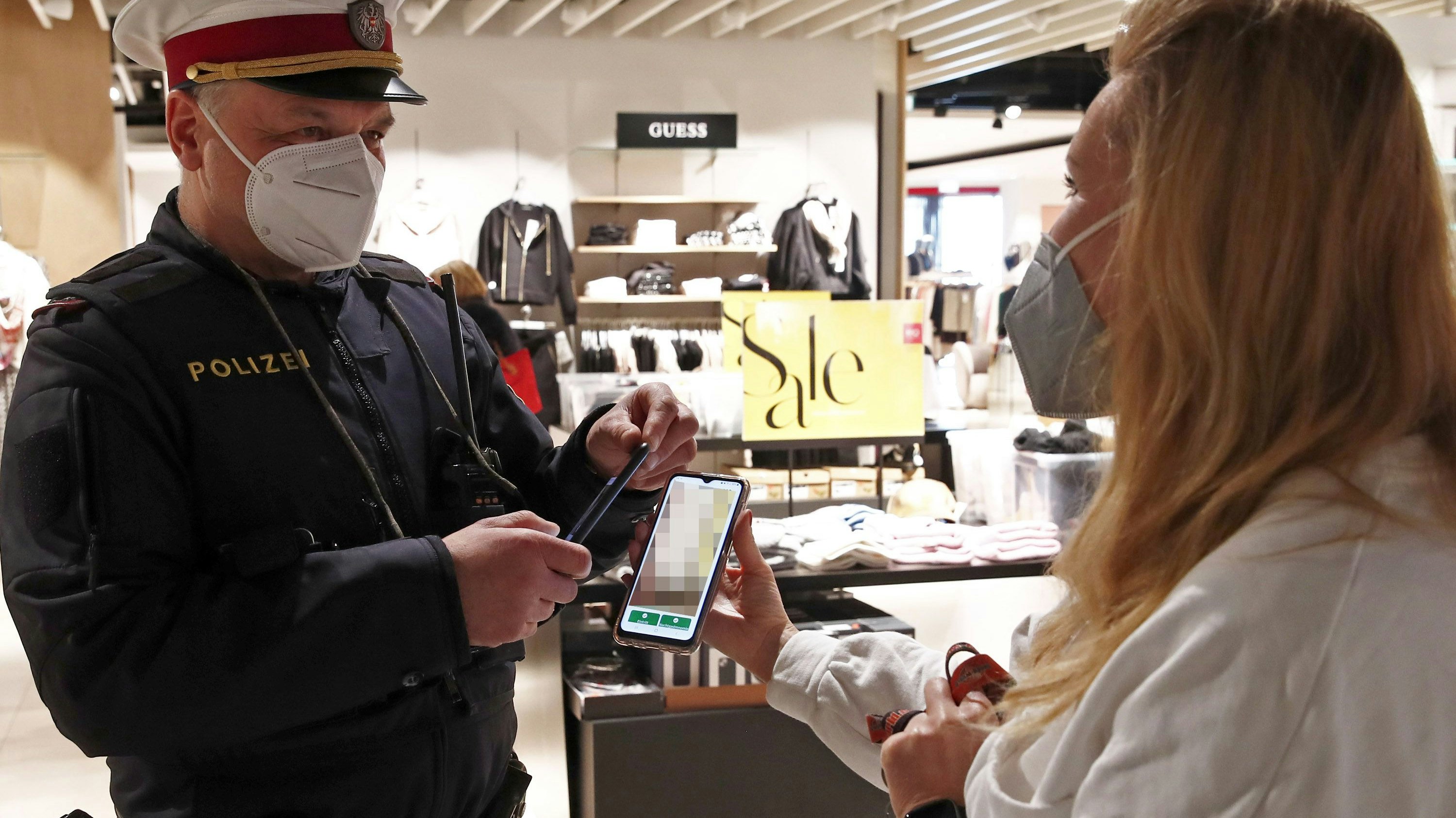 Auch die Polizei kontrolliert die 2G-Regel im Handel.