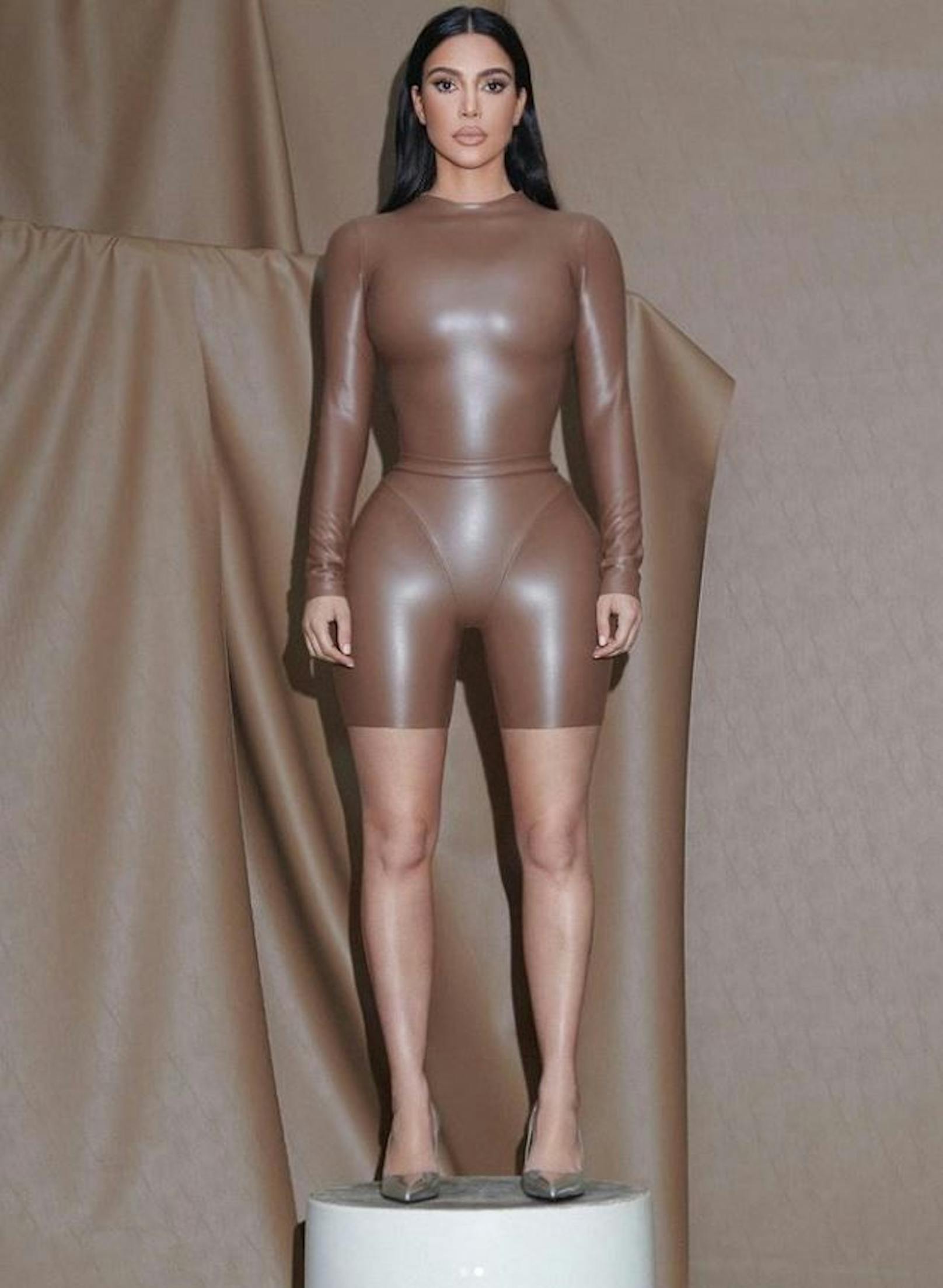 Kim Kardashians Shapewear gibt's auch in Fake-Leder. Sehr bequem schaut das nicht aus...