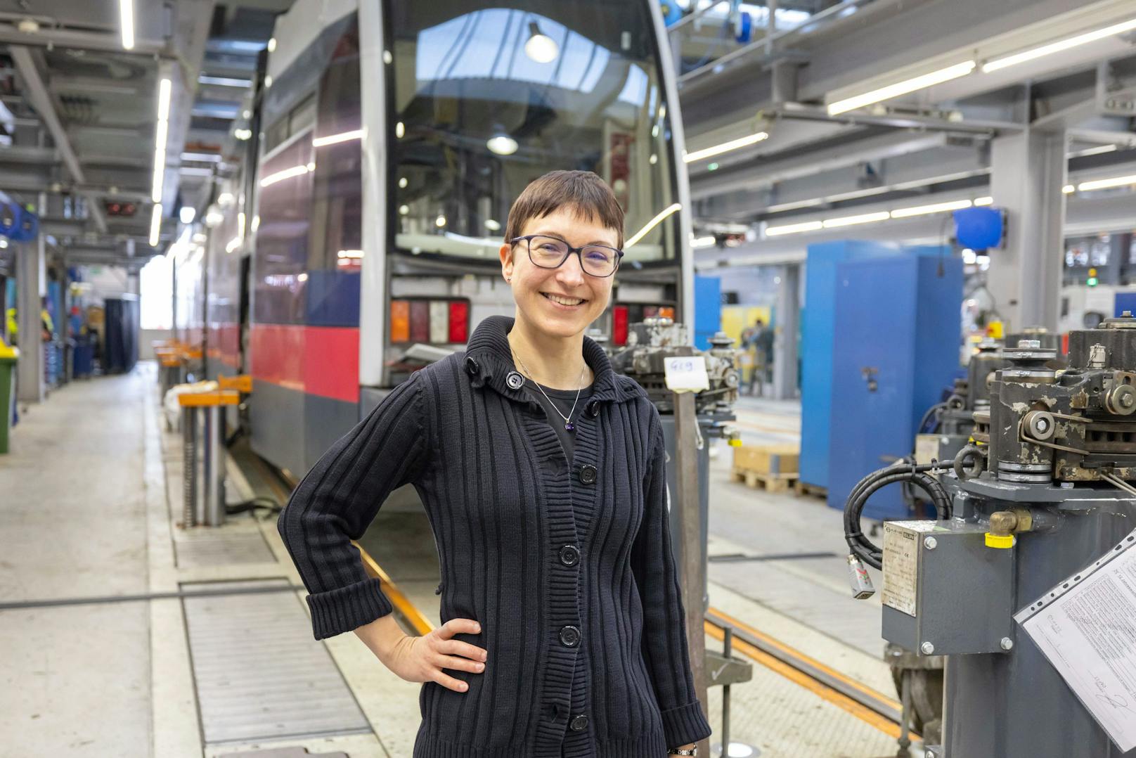 Als einer der ersten "Frauen in die Technik"-Lehrlinge der Wiener Linien wechselte Helga Marksteiner (43) 2019 vom Nagelstudio in die Werkstätte. Mittlerweile ist die Ausbildnerin für die neuen zwölf FiT-Programmteilnehmerinnen.