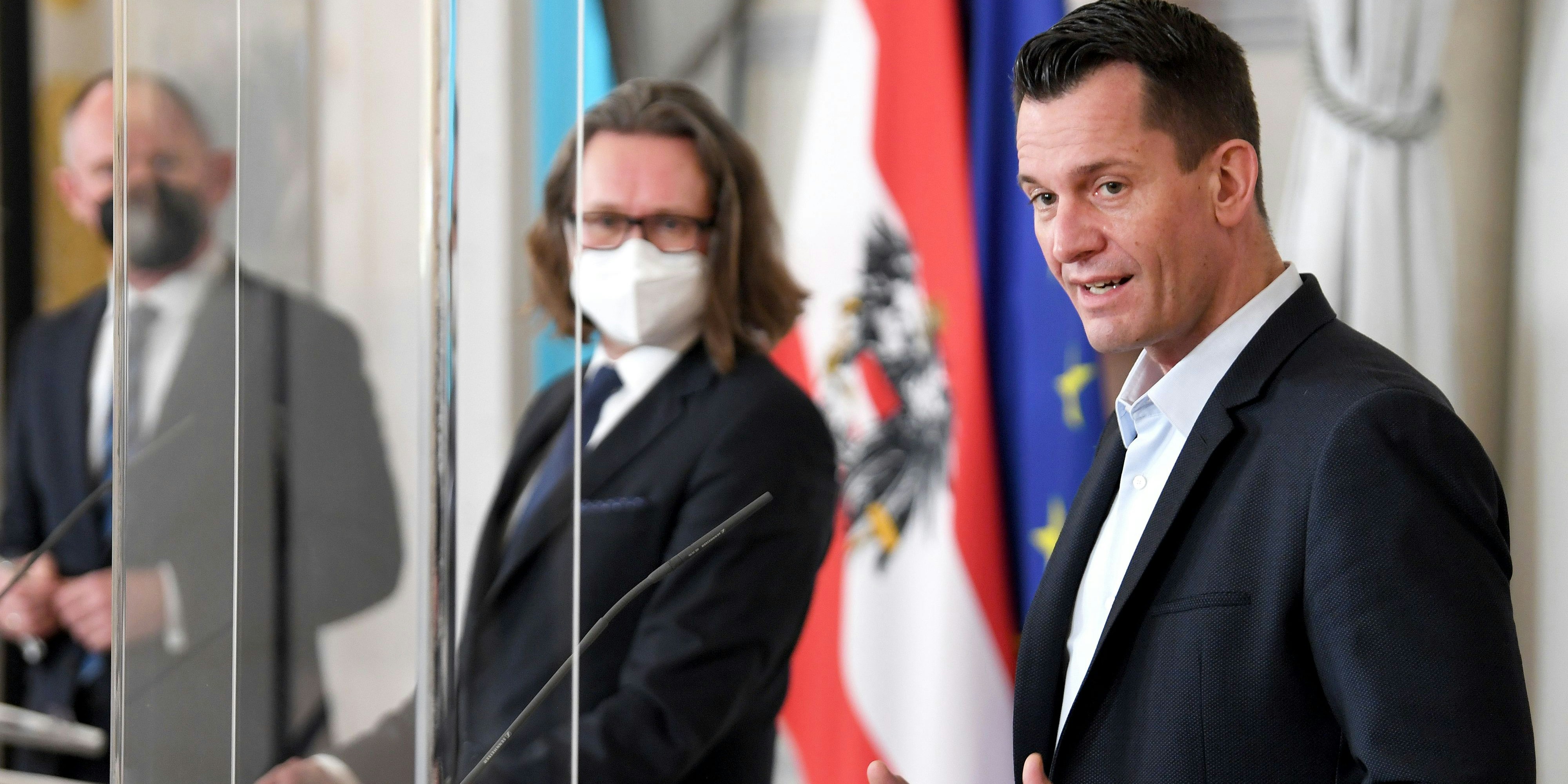 Download von www.picturedesk.com am 12.01.2022 (13:36).  ABD0056_20220112 - WIEN - ÖSTERREICH: (v.l.) Innenminister Gerhard Karner (ÖVP), Bildungsminister Martin Polaschek (ÖVP) und Sozial- und Gesundheitsminister Wolfgang Mückstein (Grüne) beim Pressefoyer nach einer Sitzung des Ministerrates am Mittwoch, 12. Jänner 2022, in Wien. - FOTO: APA/ROLAND SCHLAGER - 20220112_PD3861 - Rechteinfo: Rights Managed (RM)