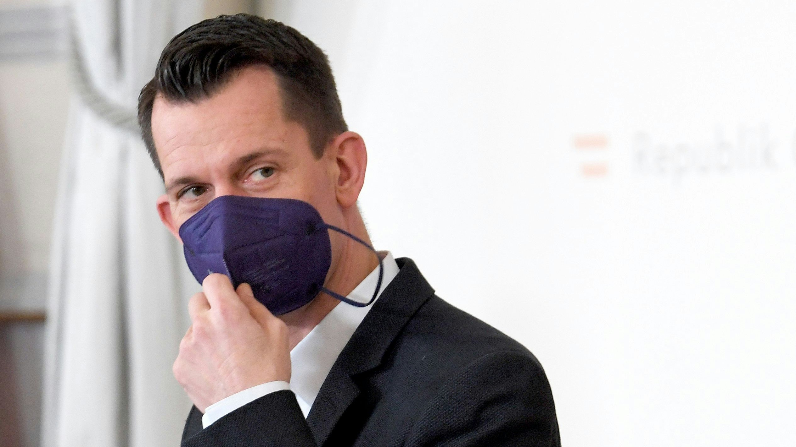 Download von www.picturedesk.com am 12.01.2022 (13:36).  ABD0049_20220112 - WIEN - ÖSTERREICH: Sozial- und Gesundheitsminister Wolfgang Mückstein (Grüne) beim Pressefoyer nach einer Sitzung des Ministerrates am Mittwoch, 12. Jänner 2022, in Wien. - FOTO: APA/ROLAND SCHLAGER - 20220112_PD3847 - Rechteinfo: Rights Managed (RM)