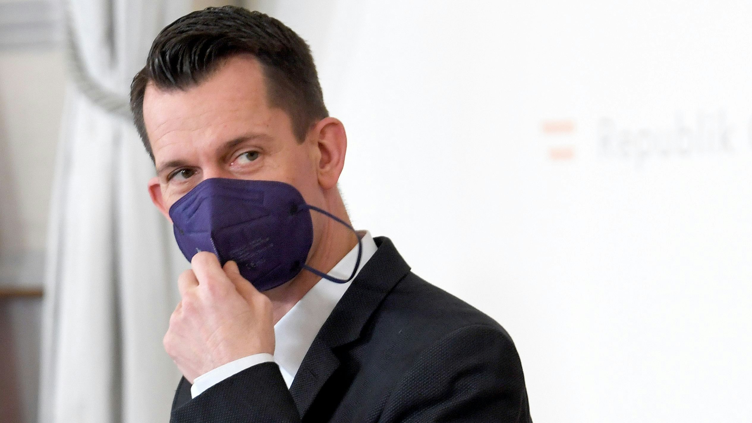 Download von www.picturedesk.com am 12.01.2022 (13:36).  ABD0049_20220112 - WIEN - ÖSTERREICH: Sozial- und Gesundheitsminister Wolfgang Mückstein (Grüne) beim Pressefoyer nach einer Sitzung des Ministerrates am Mittwoch, 12. Jänner 2022, in Wien. - FOTO: APA/ROLAND SCHLAGER - 20220112_PD3847 - Rechteinfo: Rights Managed (RM)