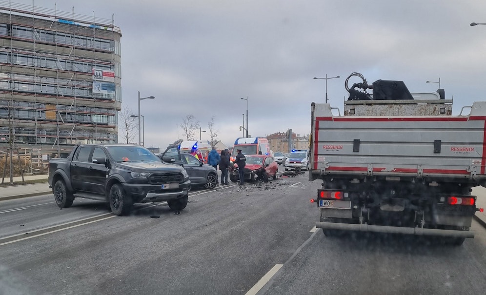 Rettungseinsatz nach dem schweren Crash in Wien-Favoriten