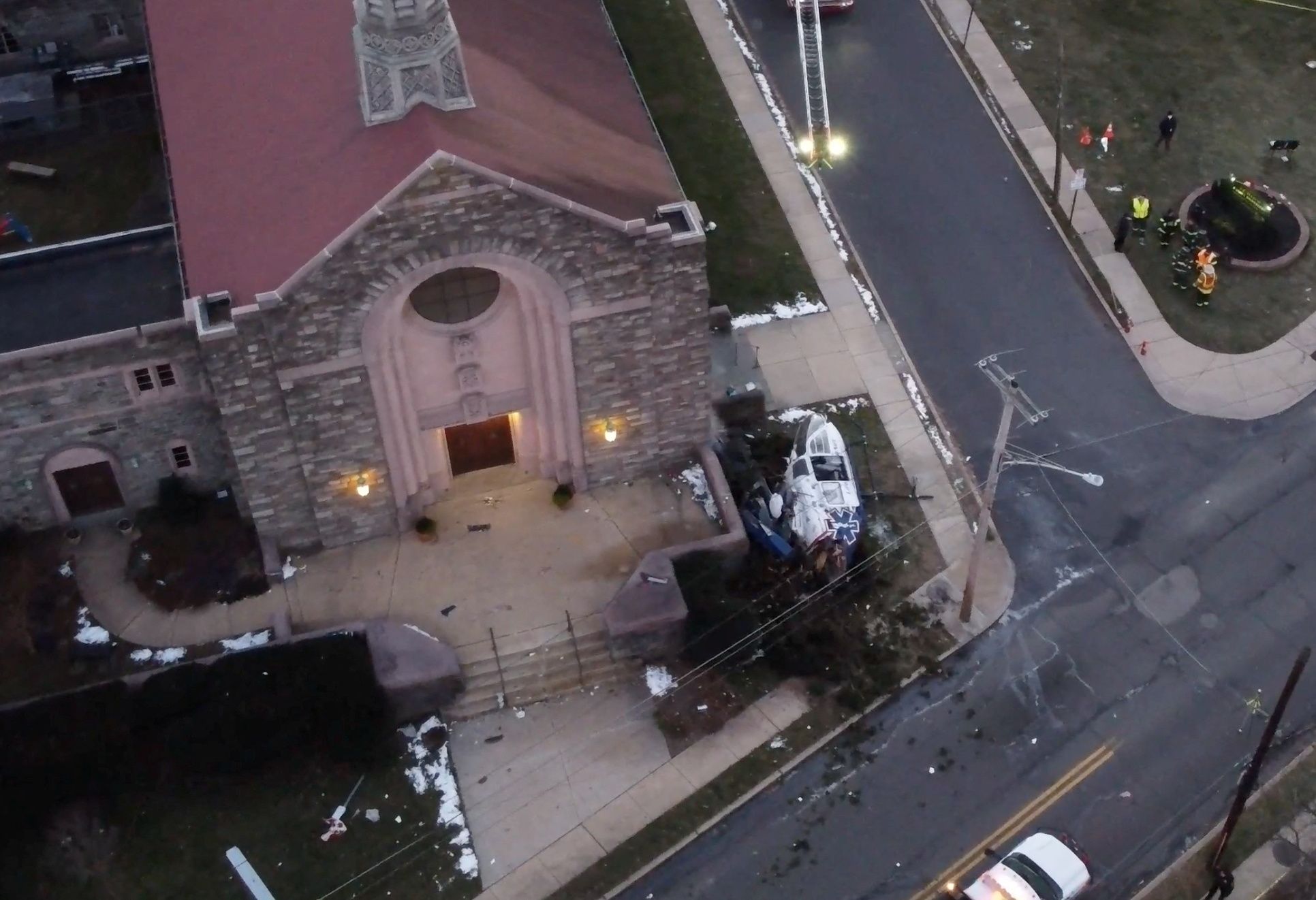Ein Helikopter ist nahe der Drexel Hill United Methodist Church (Pennsylvania) in der US-amerikanischen Stadt Philadelphia abgestürzt.