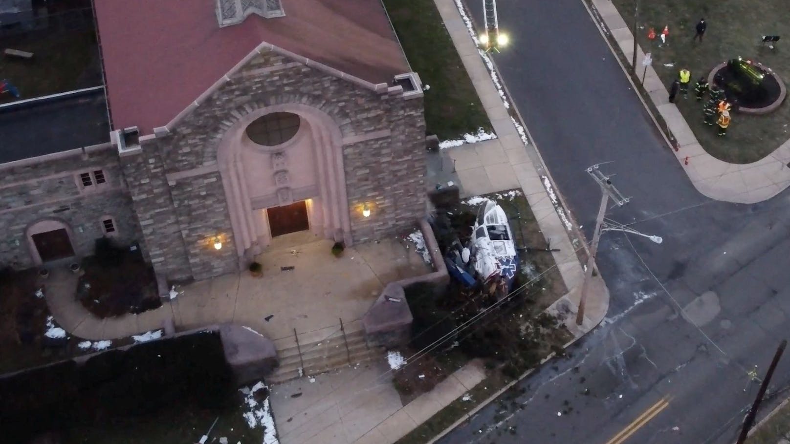 Ein Helikopter ist nahe der Drexel Hill United Methodist Church (Pennsylvania) in der US-amerikanischen Stadt Philadelphia abgestürzt.