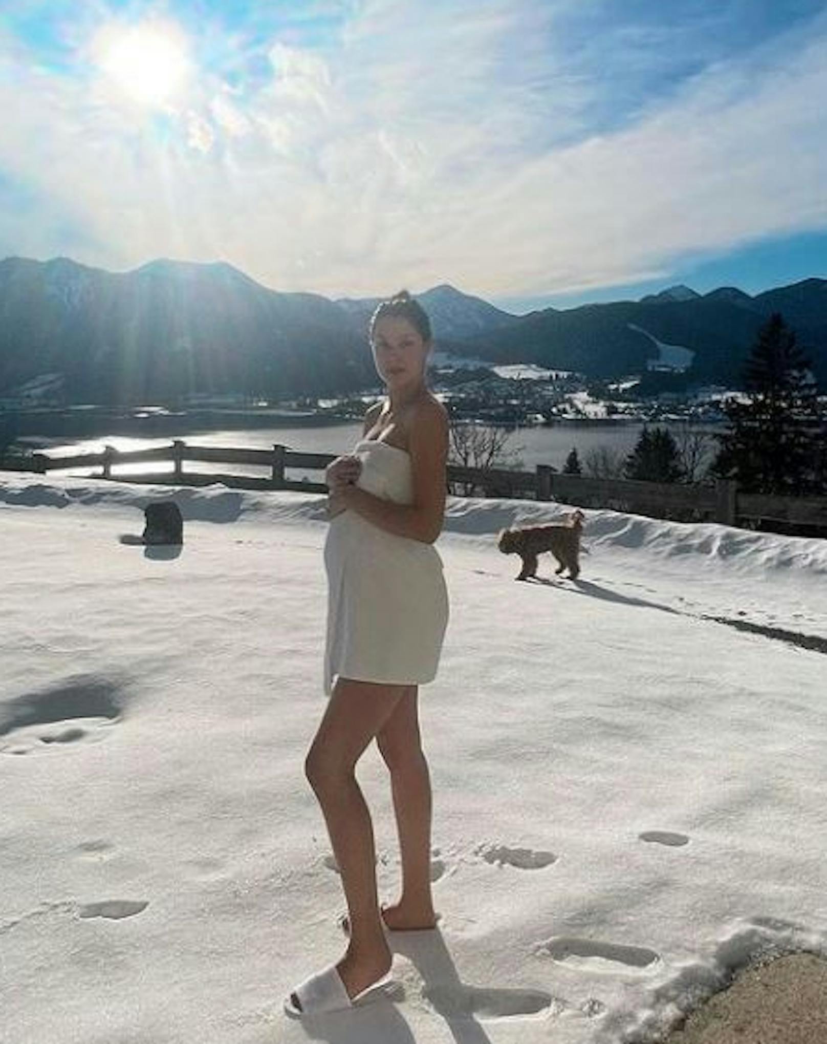 Ex-"GNTM"-Kandidatin Rebecca Mir macht einen Spaziergang im Schnee. Ist ihr nicht kalt?
