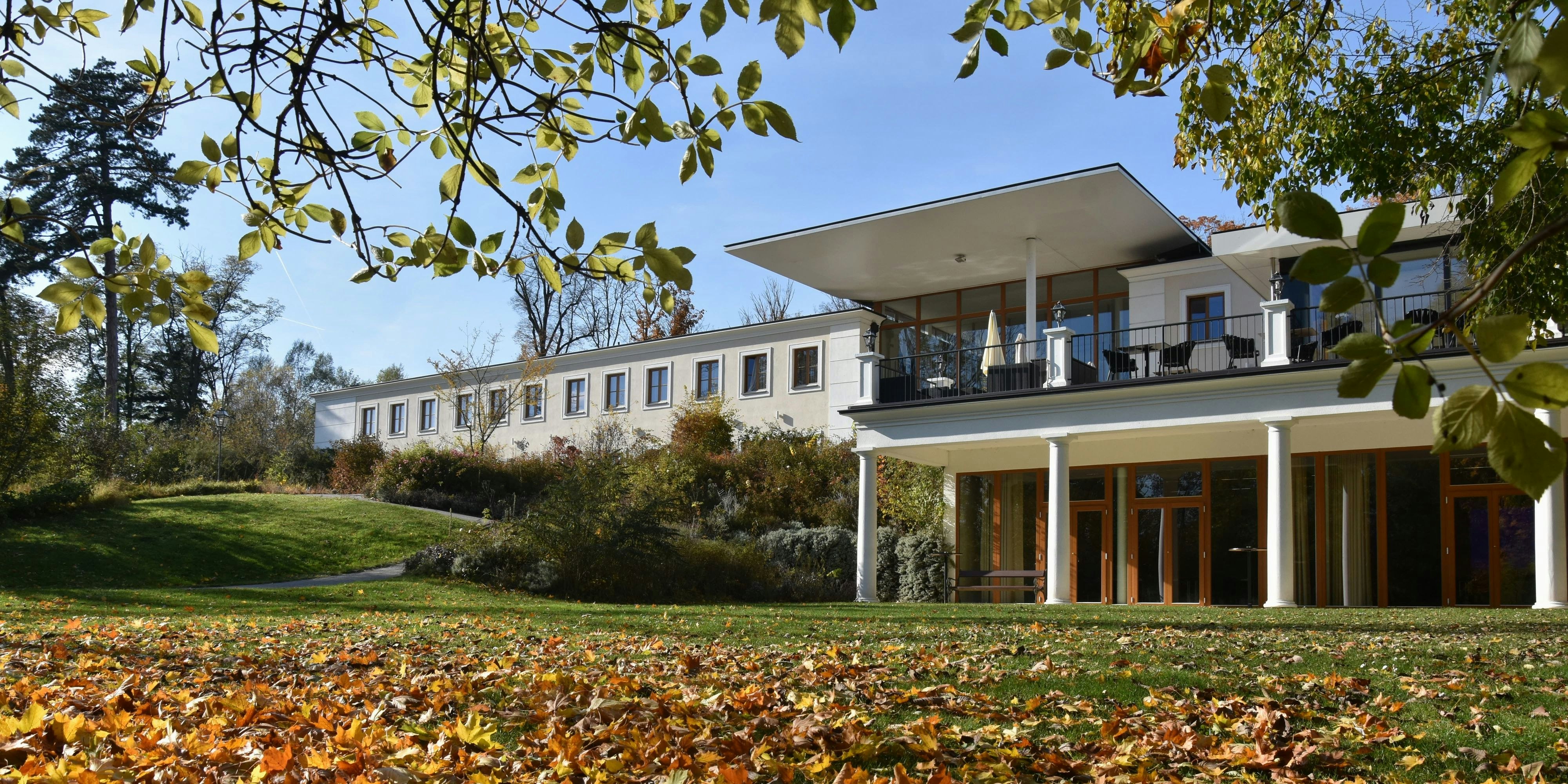 Das Hotel im Herbst.